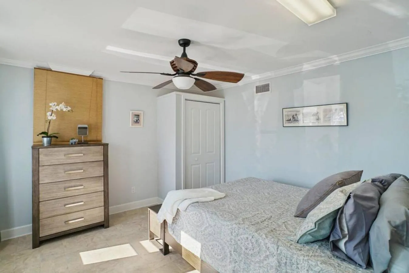 Bed in Sea Glass Cottage - An Oceanfront Experience