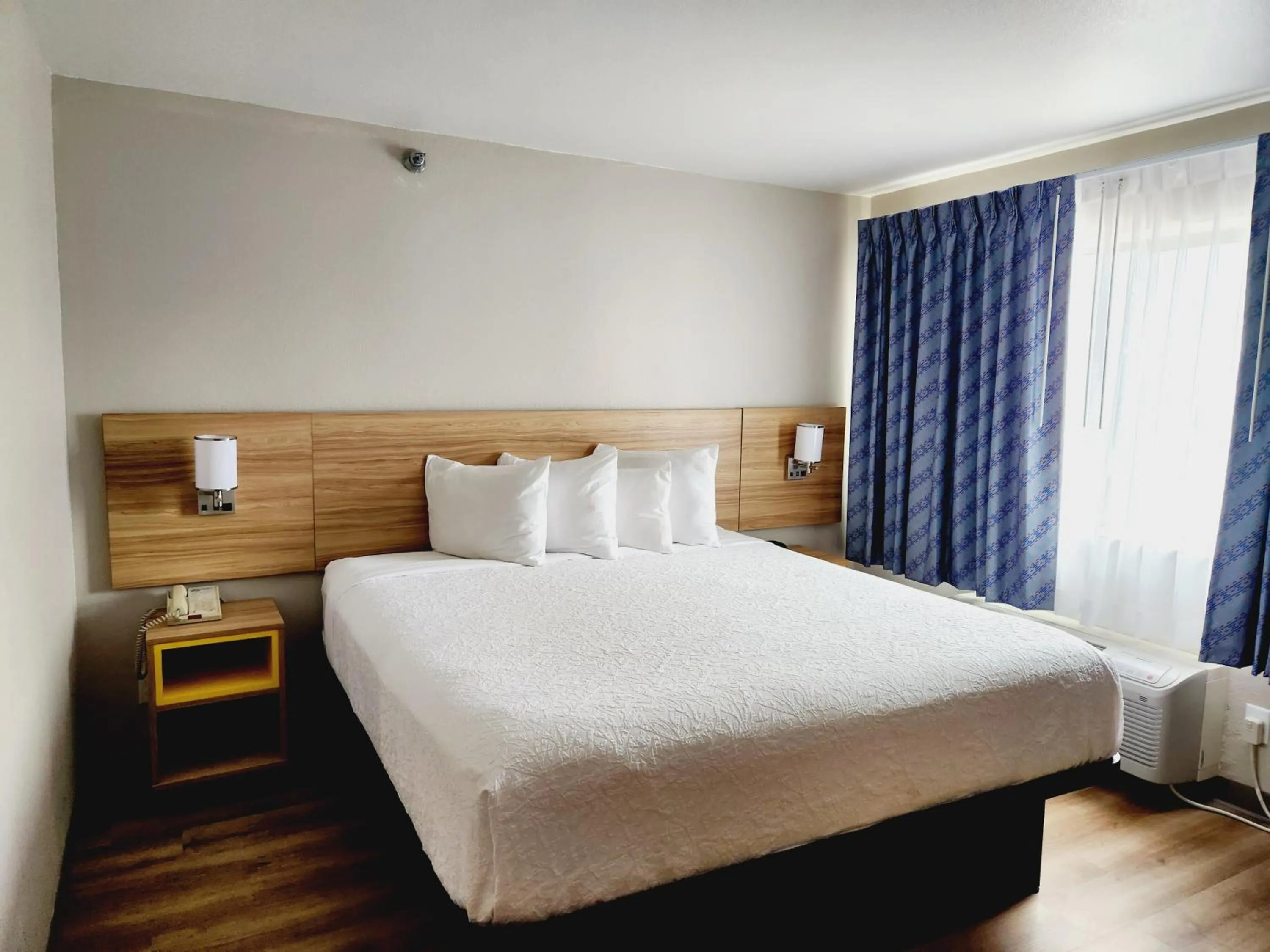 Bed in Days Inn & Suites by Wyndham Corpus Christi Central