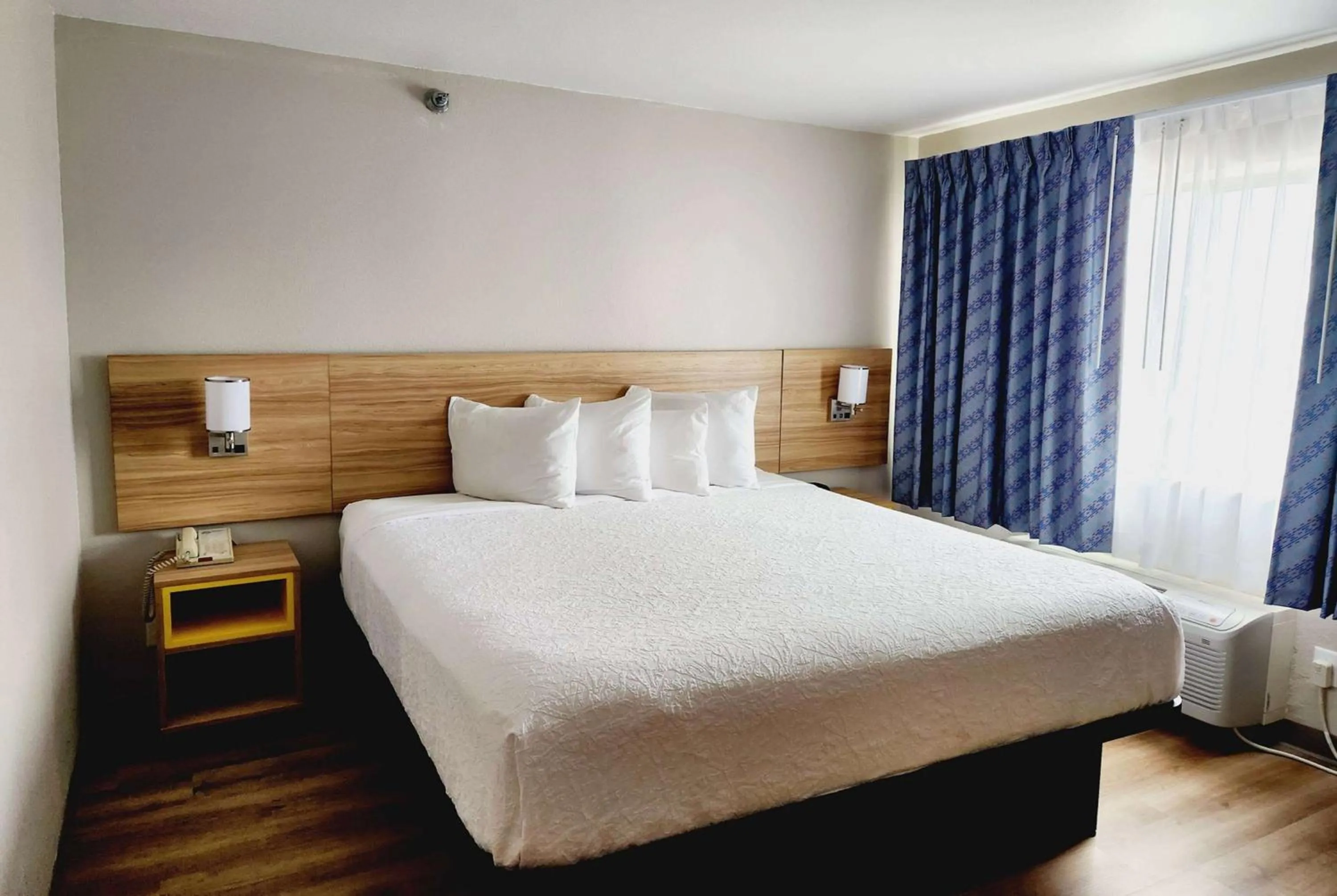 Photo of the whole room, Bed in Days Inn & Suites by Wyndham Corpus Christi Central