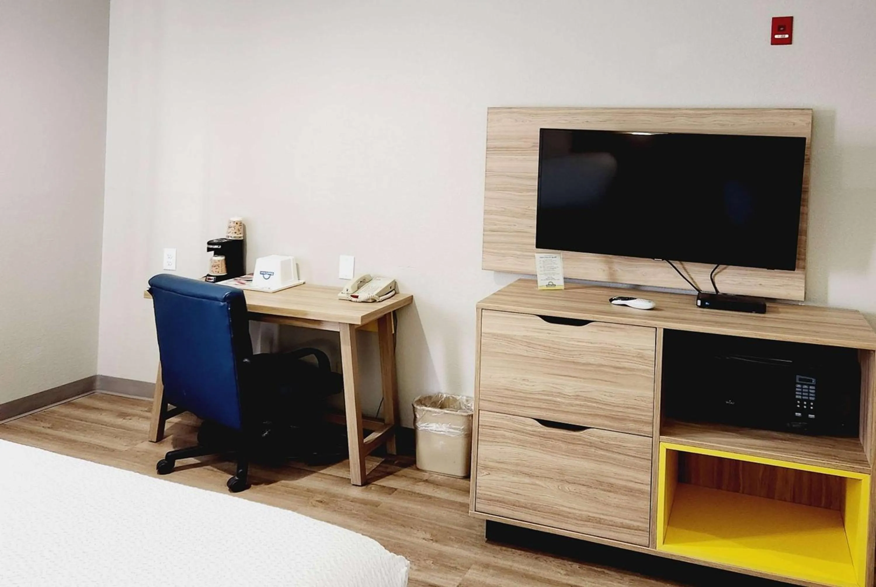 Photo of the whole room, Bed in Days Inn & Suites by Wyndham Corpus Christi Central