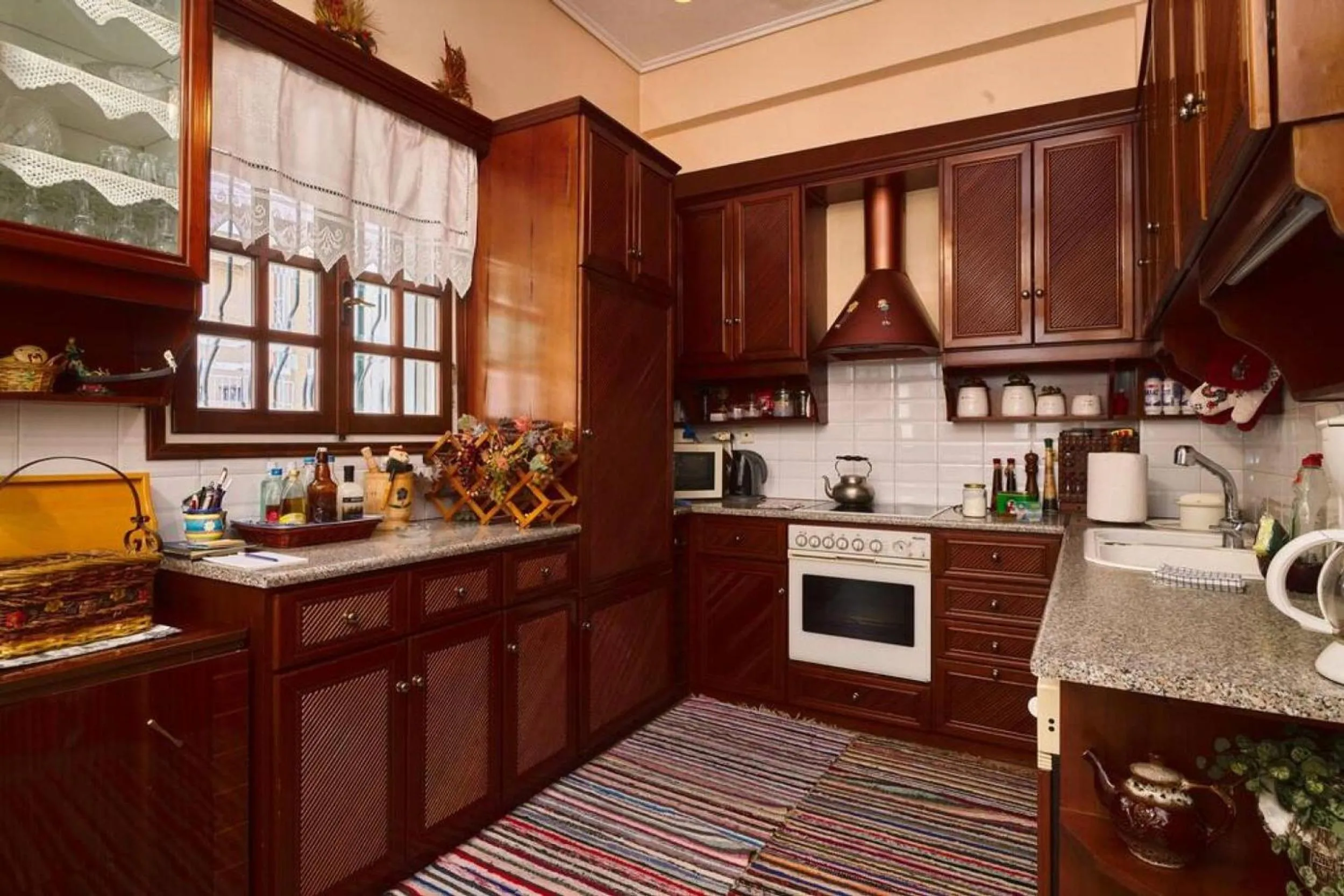 Spacious central apartment wh free parking spaces