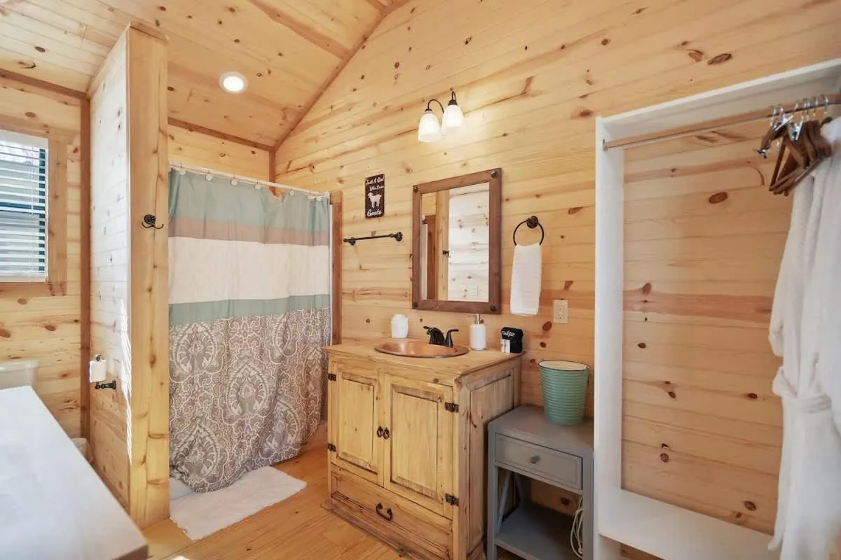 Other, Bed in Charming Casita Right on Main St