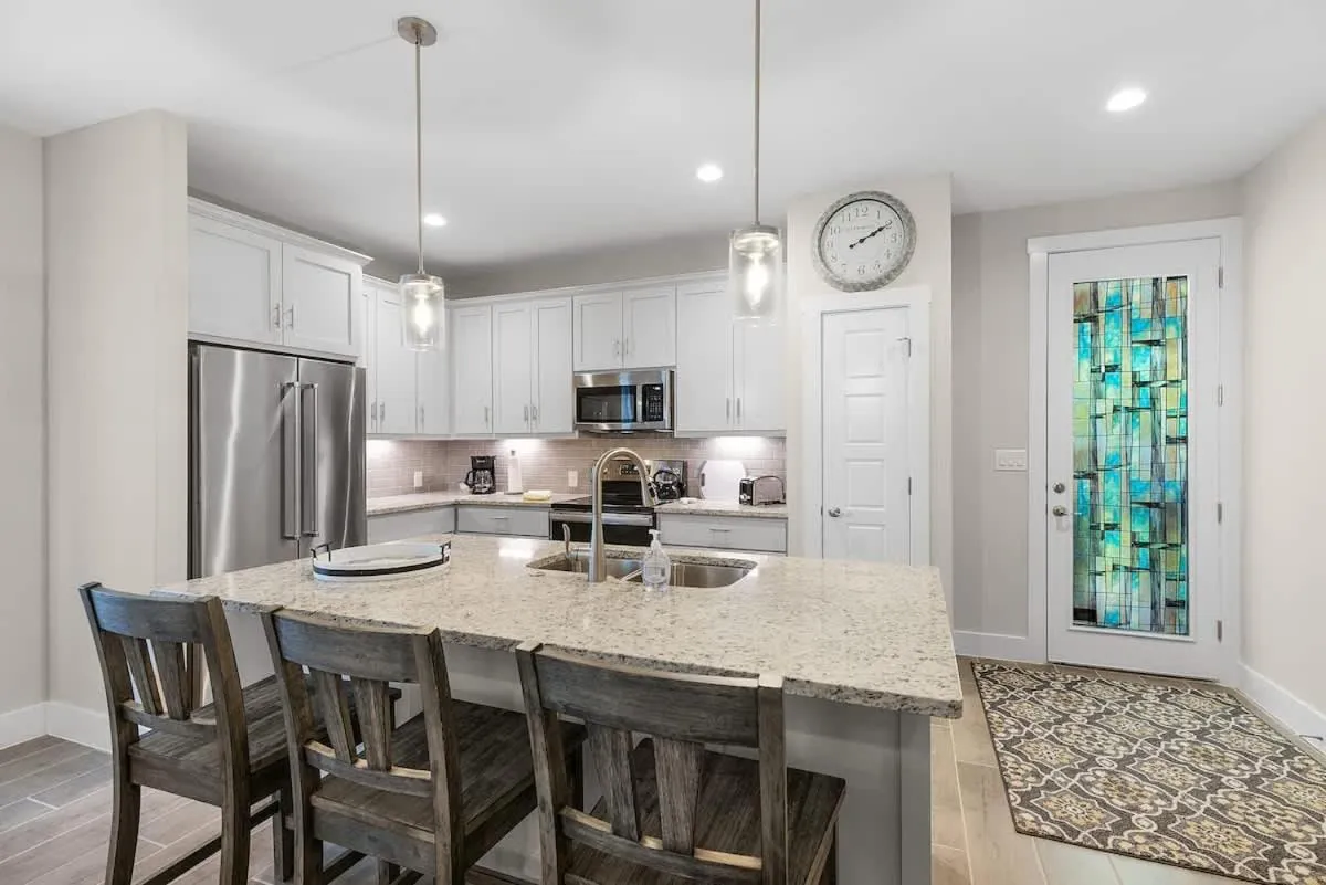 Kitchen or kitchenette in Pristine 3-bedroom Home Near Canyon Lake!