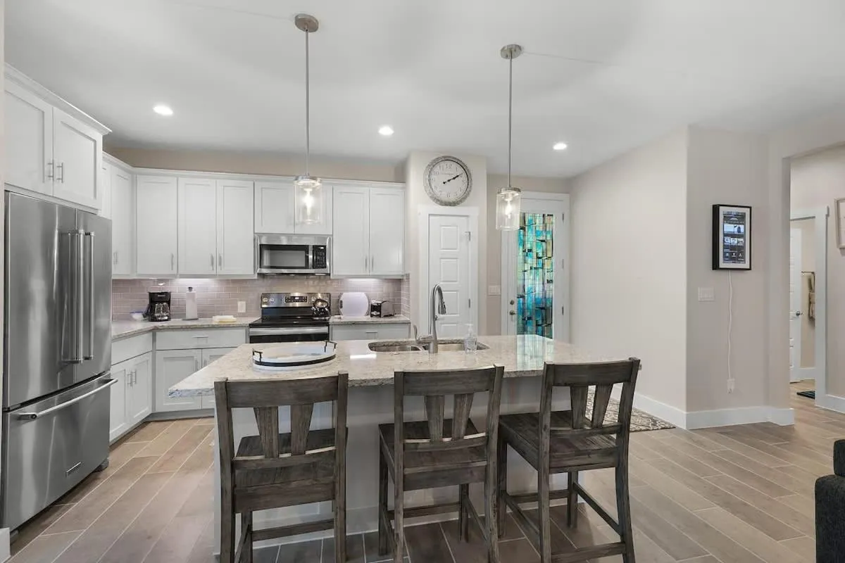 Kitchen or kitchenette in Pristine 3-bedroom Home Near Canyon Lake!