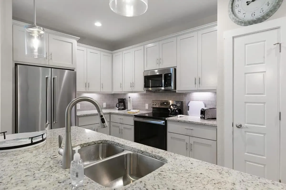 Kitchen or kitchenette in Pristine 3-bedroom Home Near Canyon Lake!