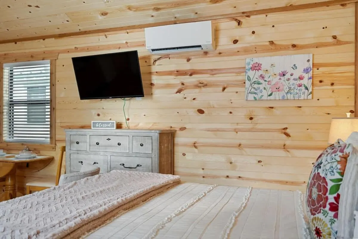 Bed in Fancy Cabin Right on Main St!