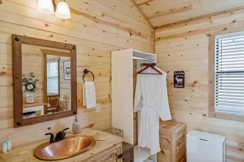 Fancy Cabin Right on Main St!