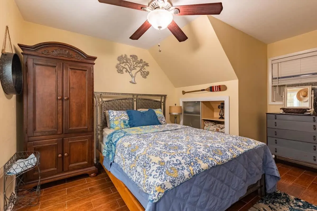 Bed in Red Bird Cabin Studio Retreat