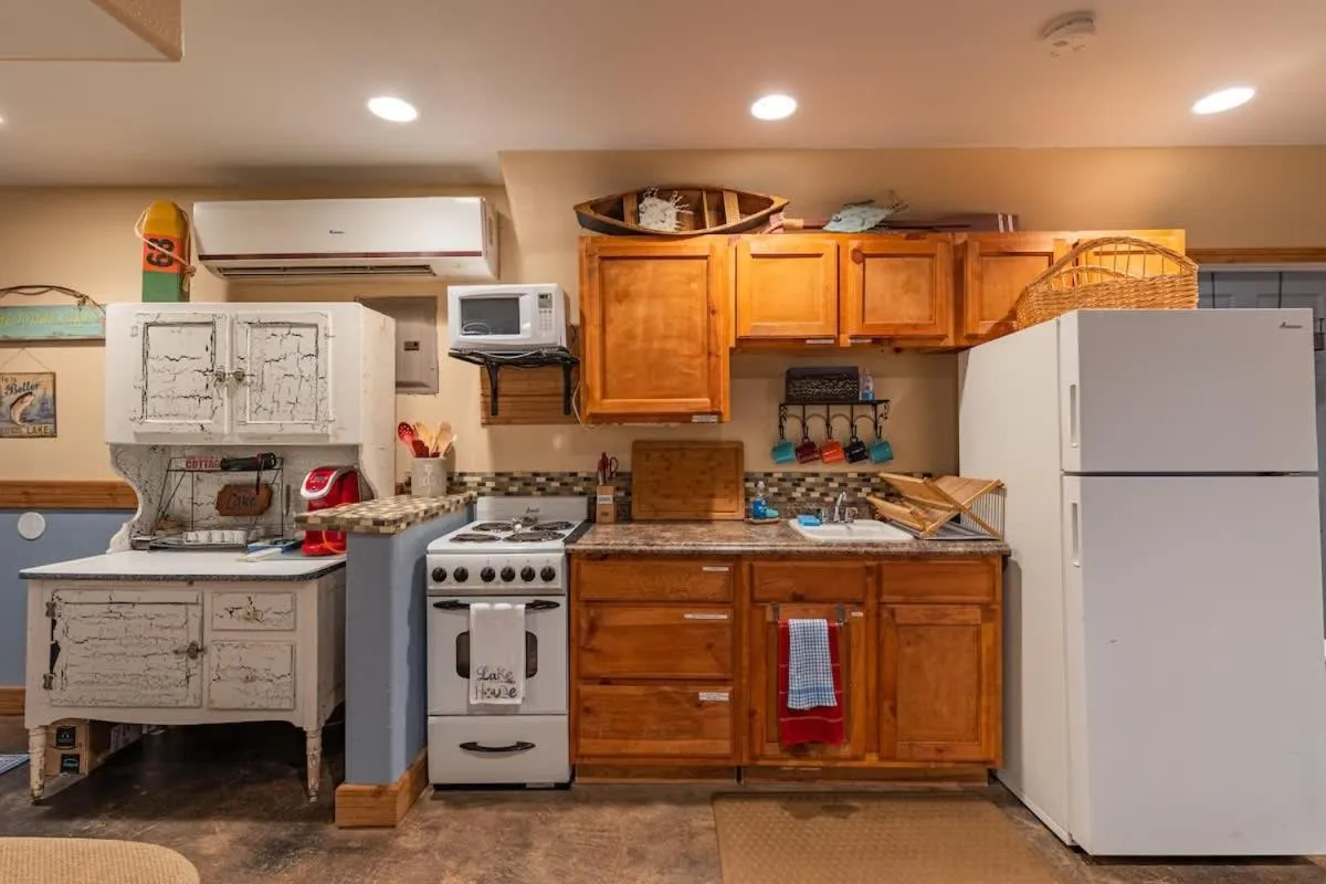 Kitchen or kitchenette in Red Bird Cabin Studio Retreat