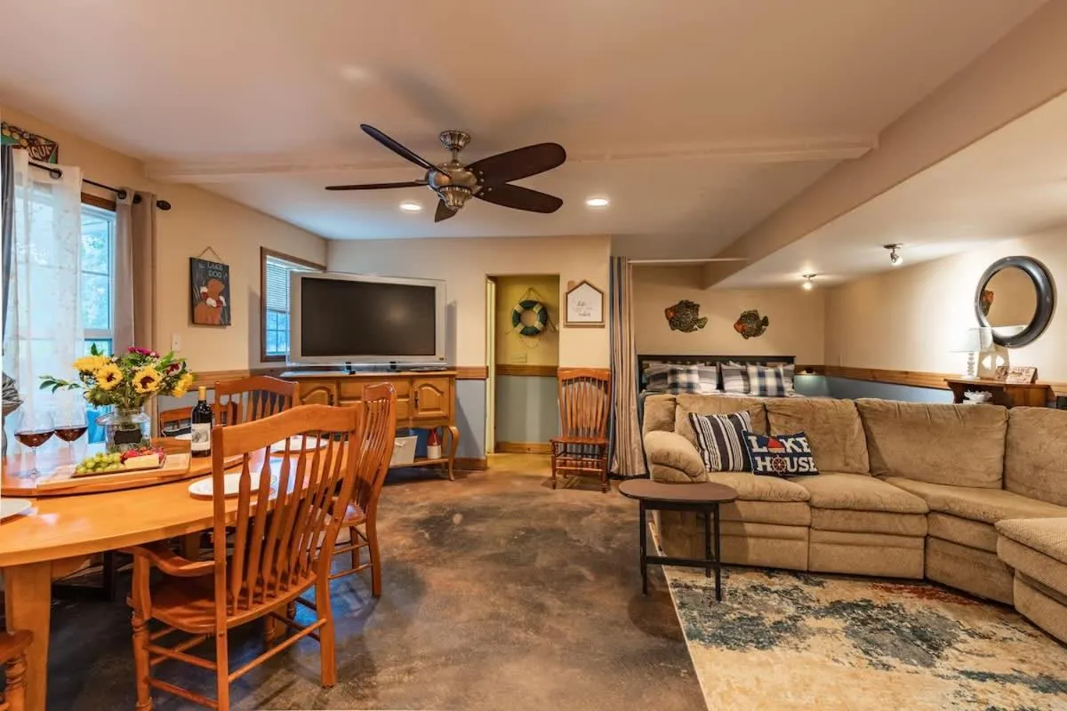 TV and multimedia in Red Bird Cabin Studio Retreat