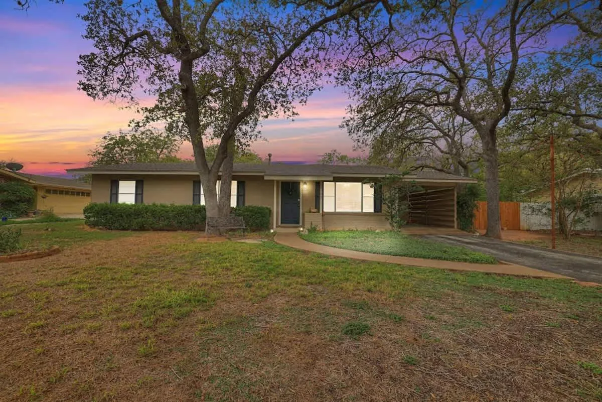 Property building in The Billie Goat Haus - Hot Tub -Steps to Main St!