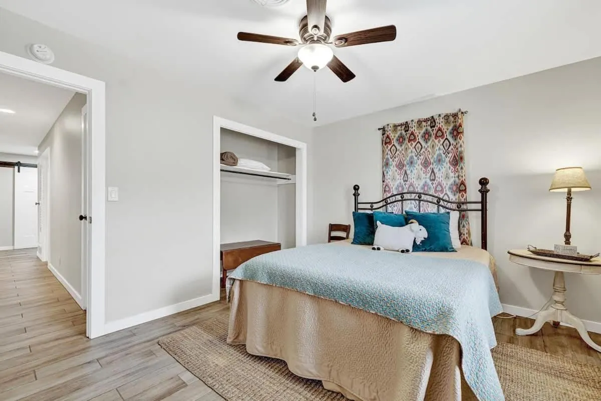 Bed in The Billie Goat Haus - Hot Tub -Steps to Main St!