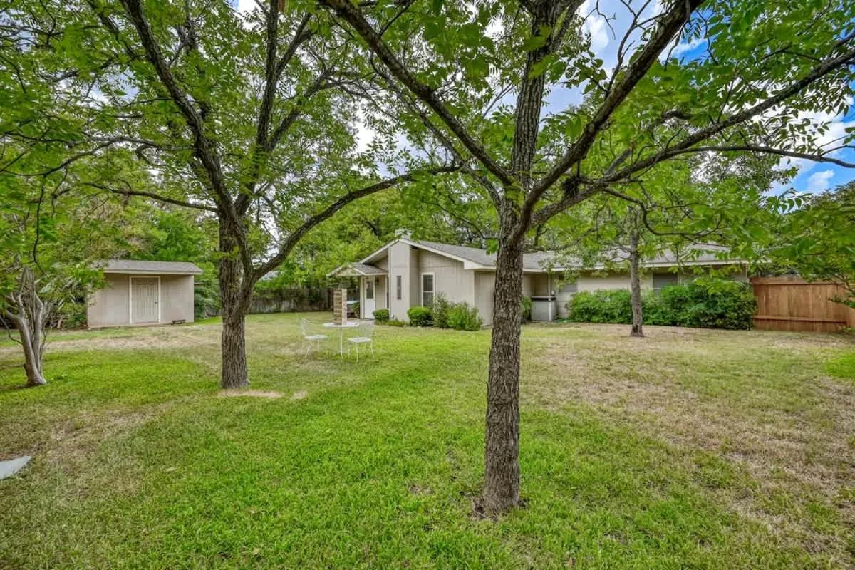 Property building in The Billie Goat Haus - Hot Tub -Steps to Main St!