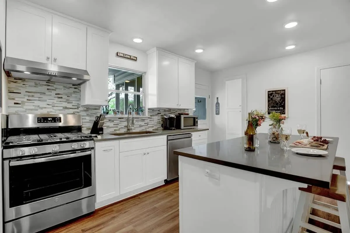 Kitchen or kitchenette in Gorgeous Bluebonnet House with Deck and Fire Pit
