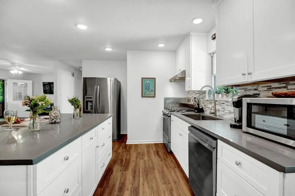Kitchen or kitchenette in Gorgeous Bluebonnet House with Deck and Fire Pit