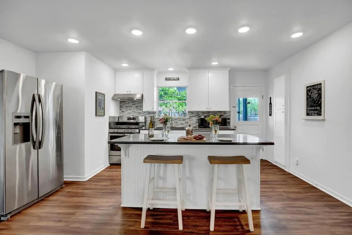 Kitchen or kitchenette in Gorgeous Bluebonnet House with Deck and Fire Pit