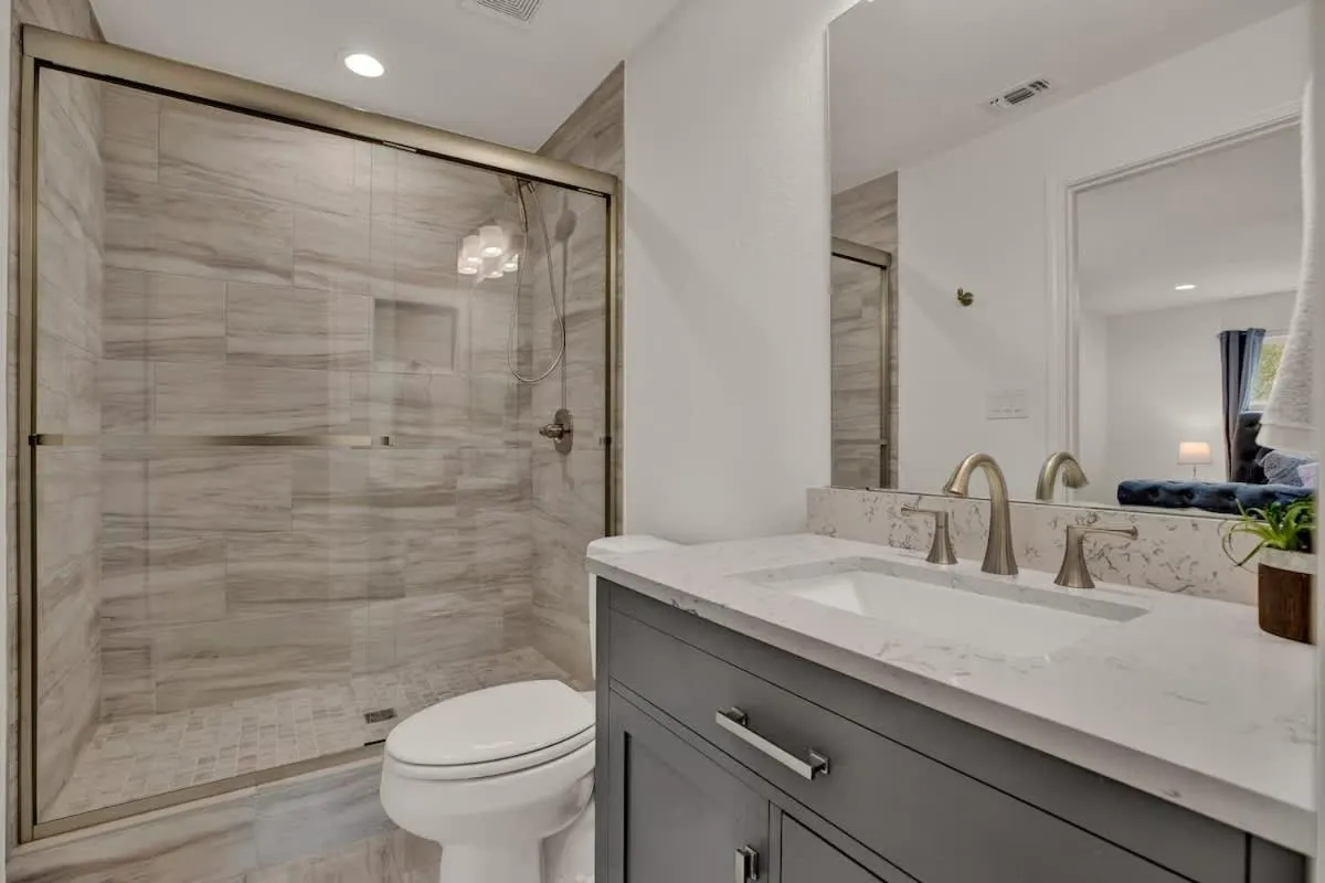 Shower in Luxury Haus - GREAT Backyard, Firepit, Bocce Ball!