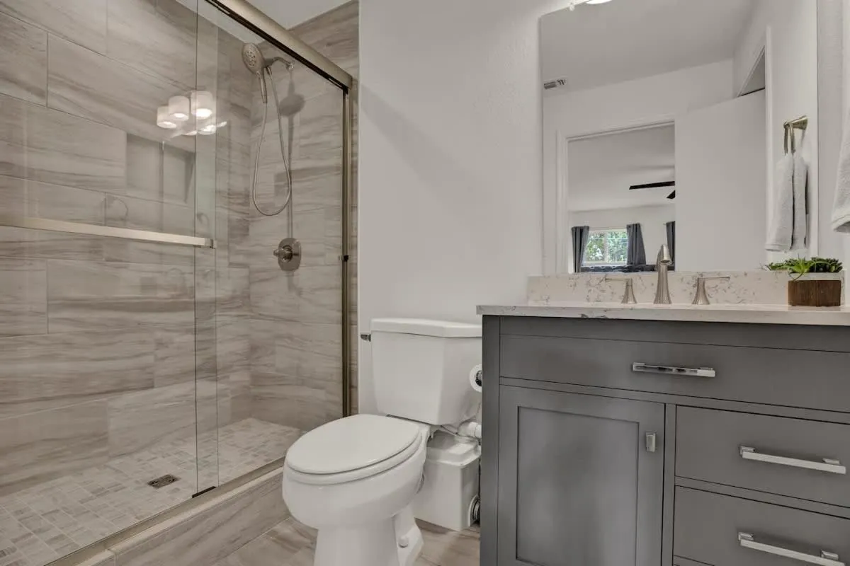 Shower in Luxury Haus - GREAT Backyard, Firepit, Bocce Ball!