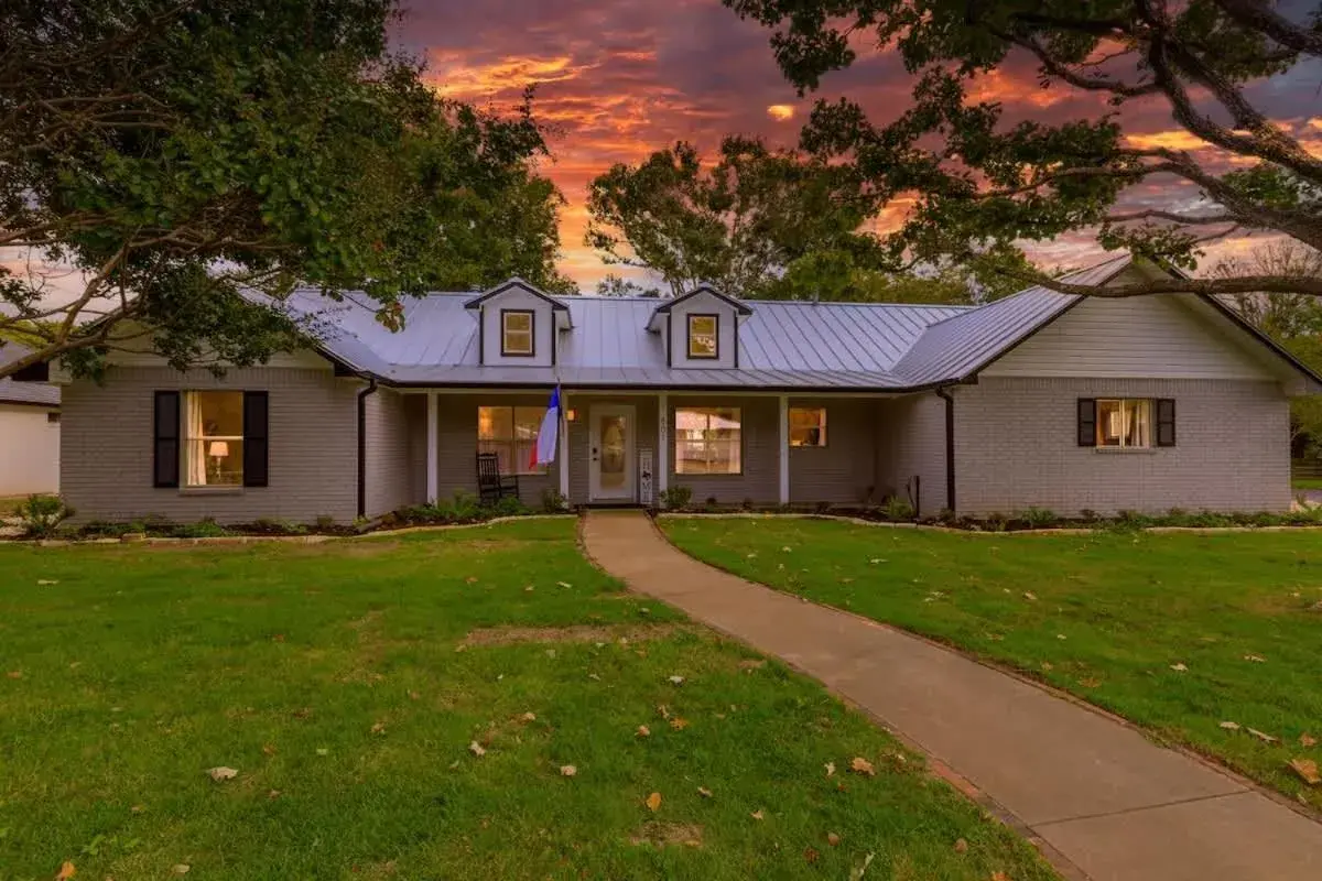 Luxury Haus - GREAT Backyard, Firepit, Bocce Ball! Luxury Haus - GREAT Backyard, Firepit, Bocce Ball!