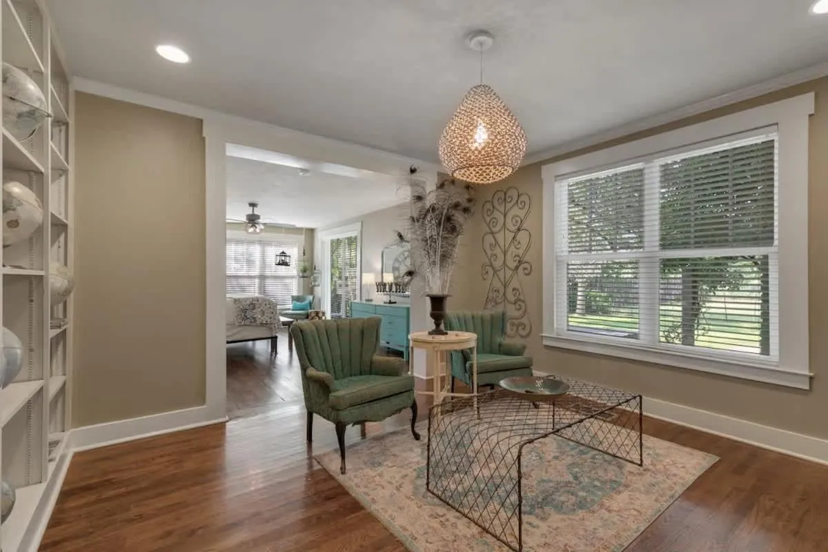 Living room in Clover Haus 2 Blks to Main St with Pool and Spa!