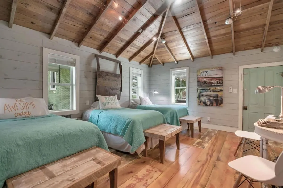 Bed in Clover Haus 2 Blks to Main St with Pool and Spa!