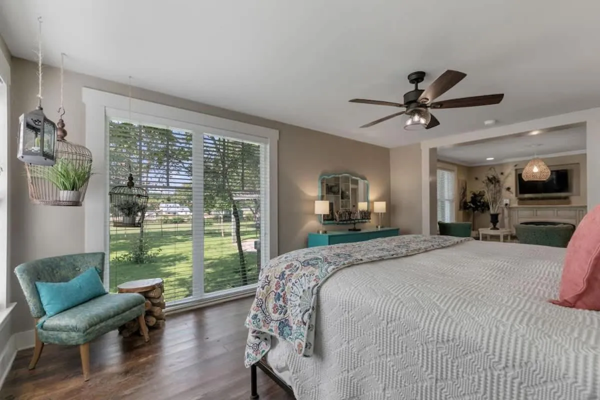 Bed in Clover Haus 2 Blks to Main St with Pool and Spa!