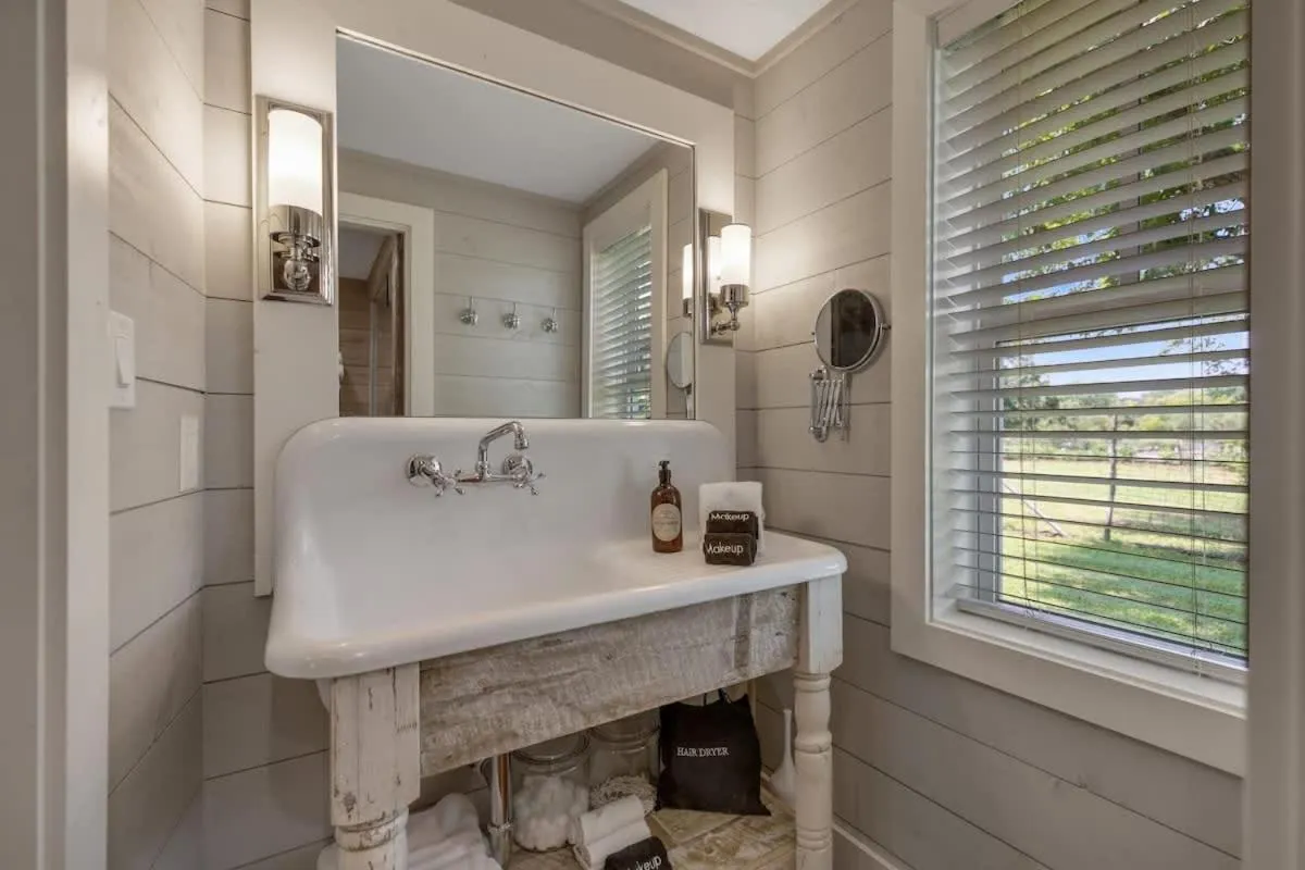 Bathroom in Clover Haus 2 Blks to Main St with Pool and Spa!