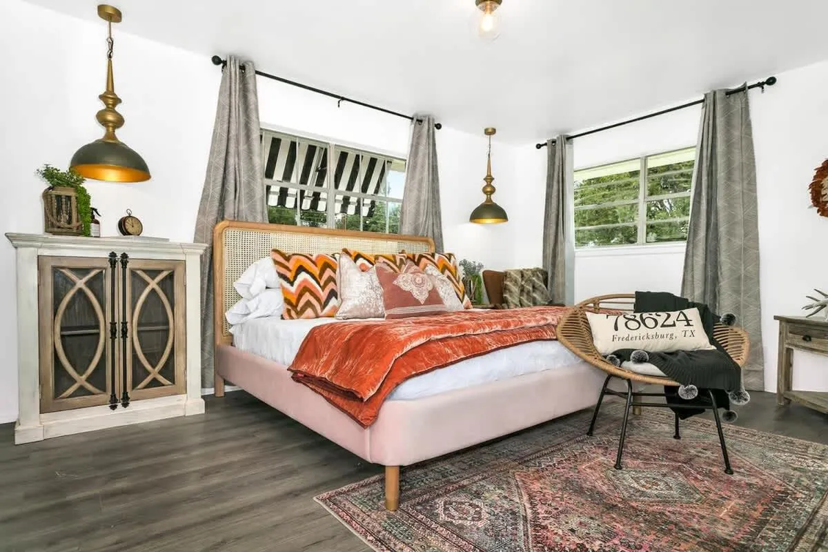 Bed in A Crystal Place Hot Tub 1 Blk off Main St!