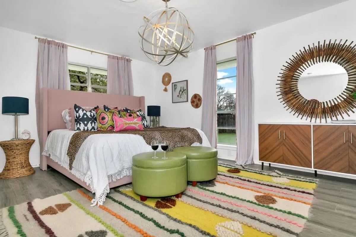 Bed in A Crystal Place Hot Tub 1 Blk off Main St!