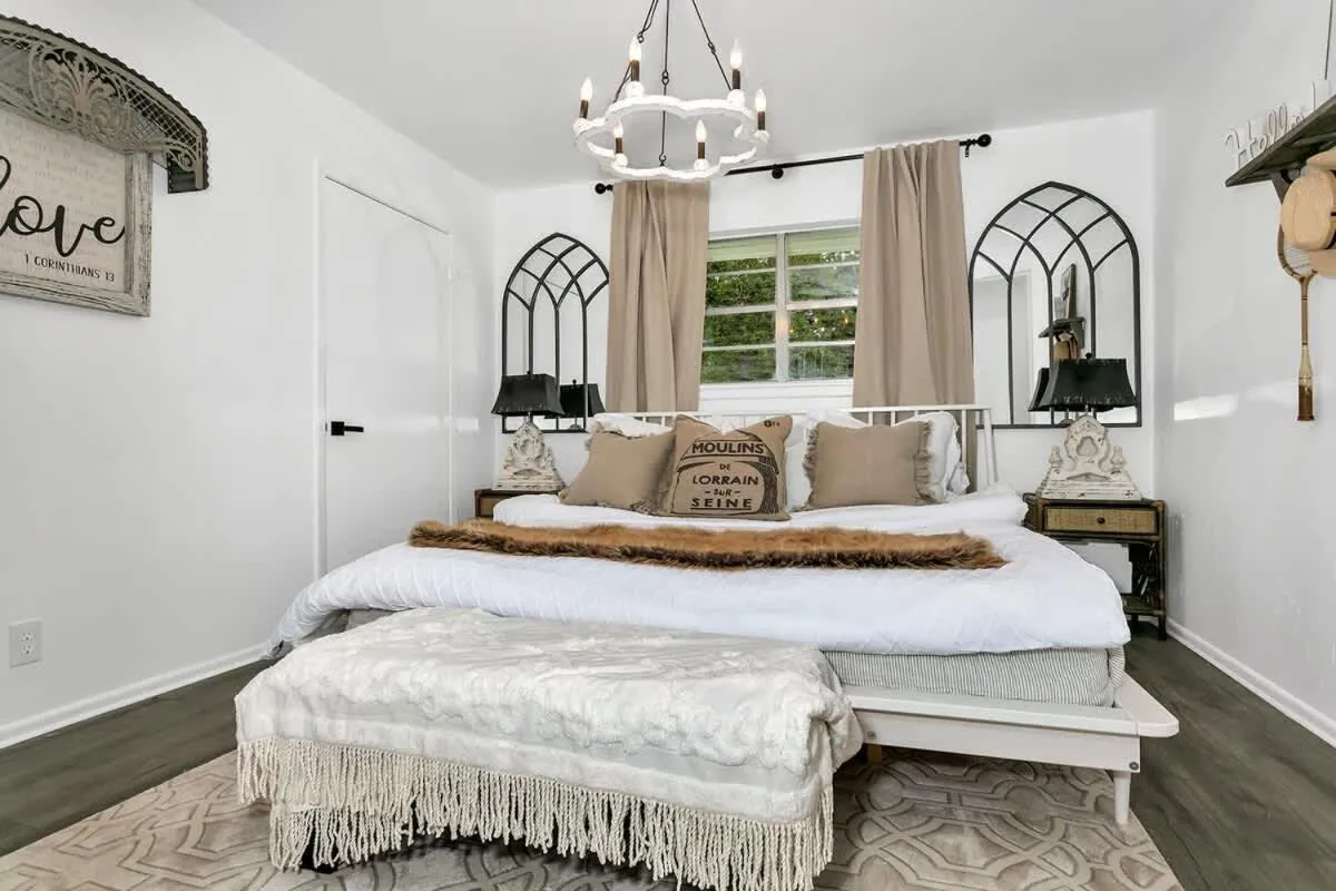 Bed in A Crystal Place Hot Tub 1 Blk off Main St!