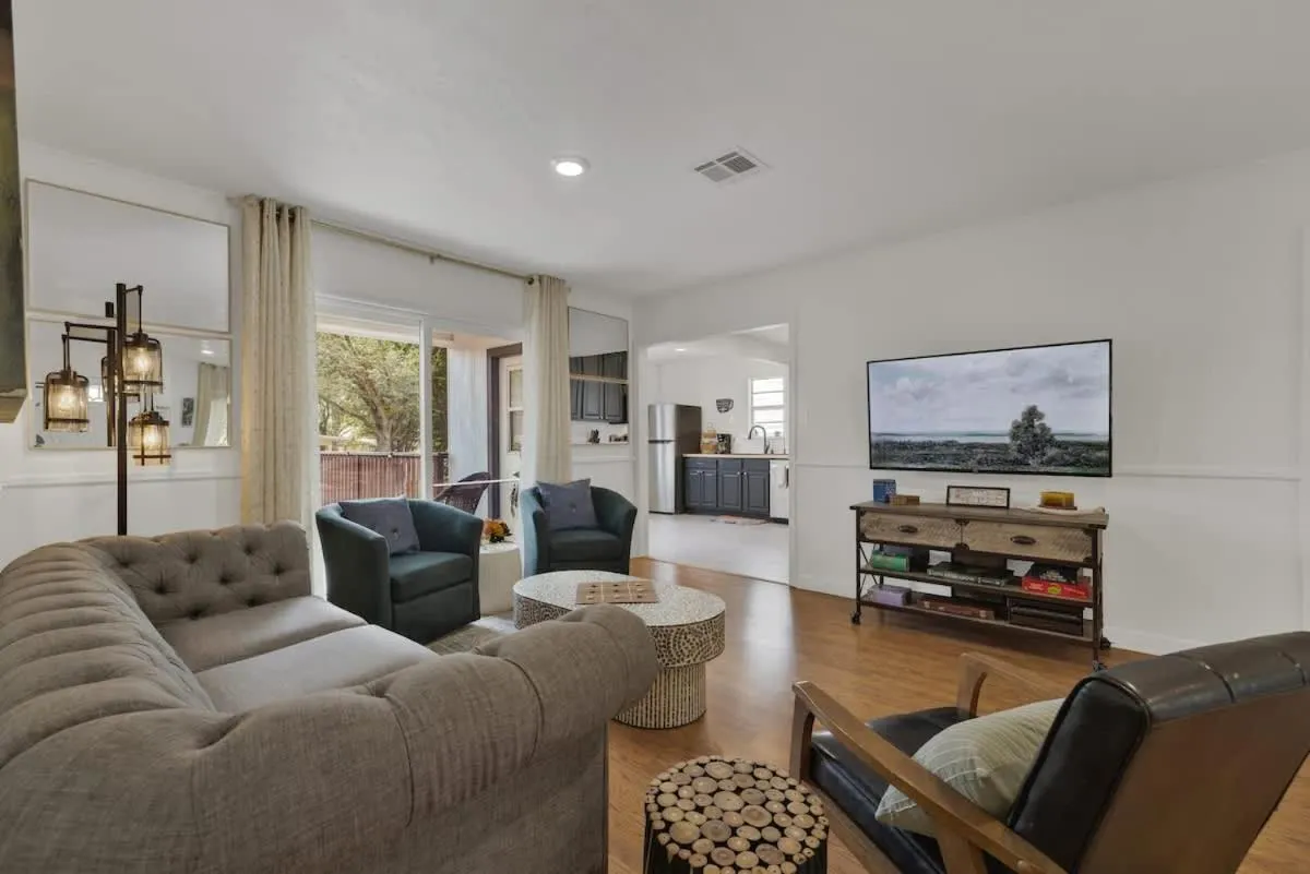 TV and multimedia in Elegant and Stylish Glenmoor Abode - 5 min to Town