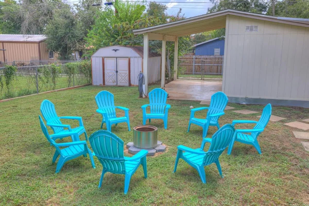 Property building in Elegant and Stylish Glenmoor Abode - 5 min to Town