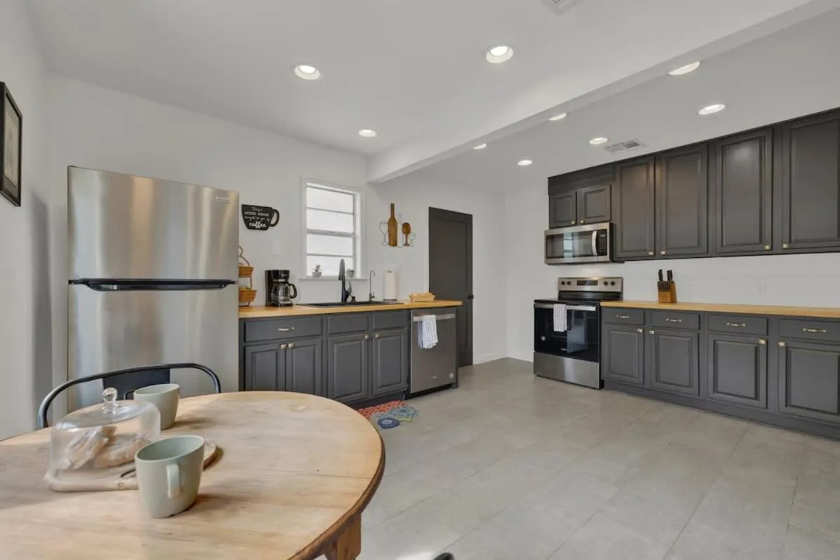 Kitchen or kitchenette in Elegant and Stylish Glenmoor Abode - 5 min to Town