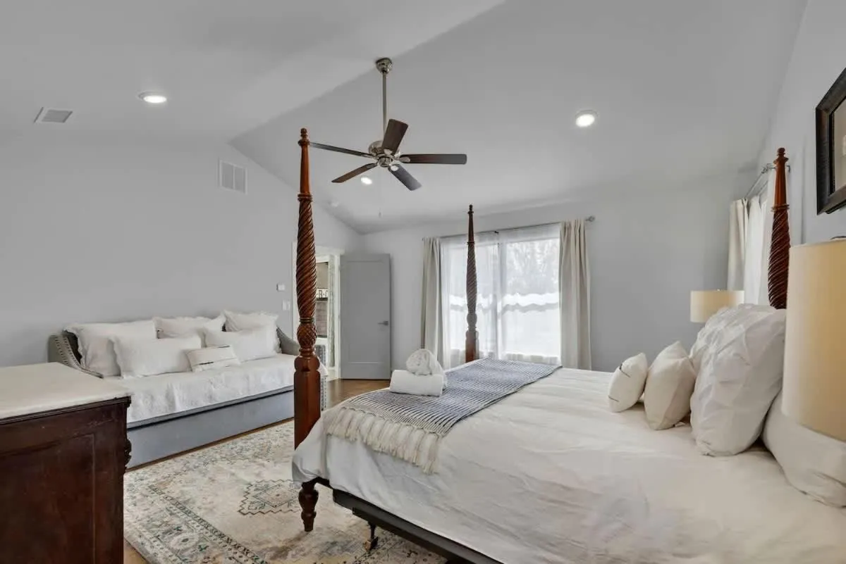 Bed in Das Weinhaus Pool & Hot Tub - Walk to Main St