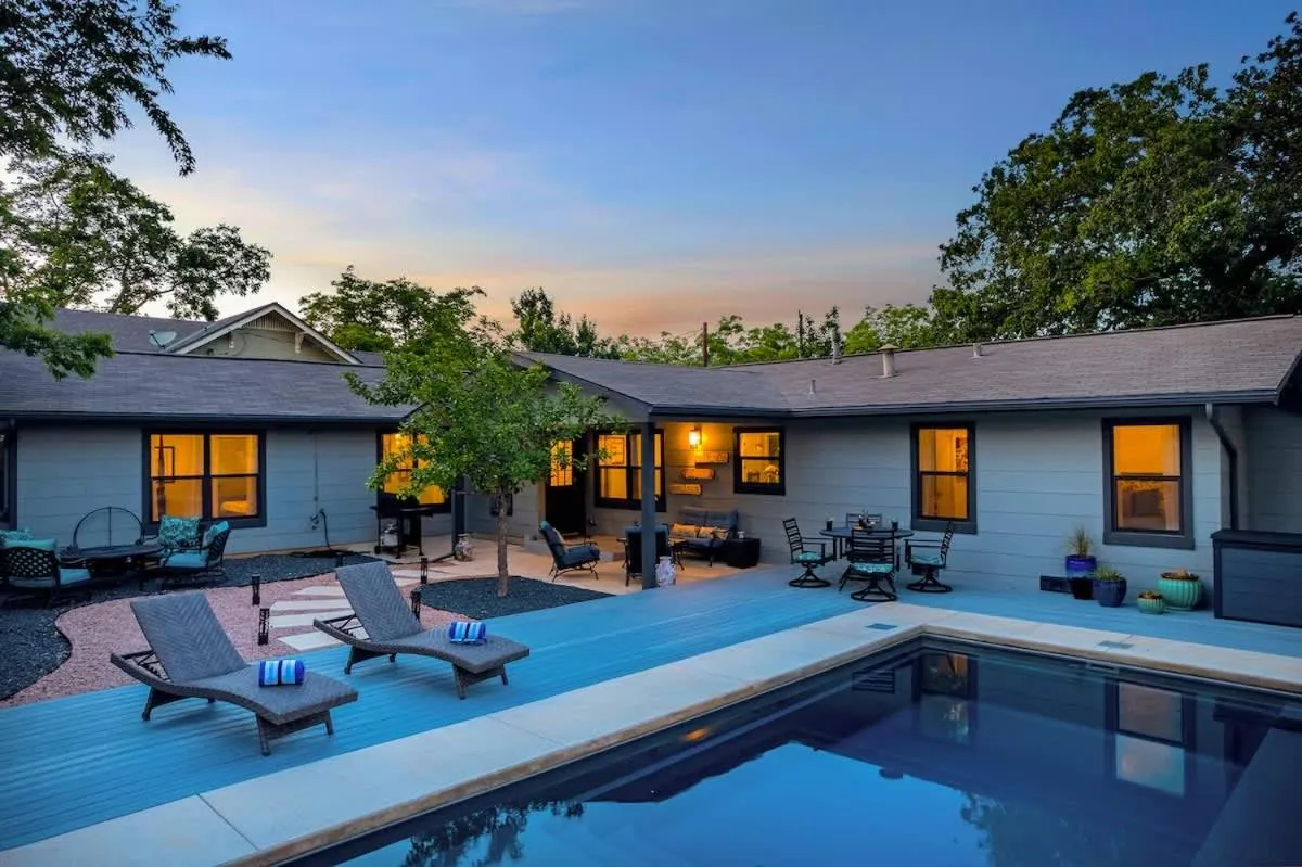 Day in Das Weinhaus Pool & Hot Tub - Walk to Main St