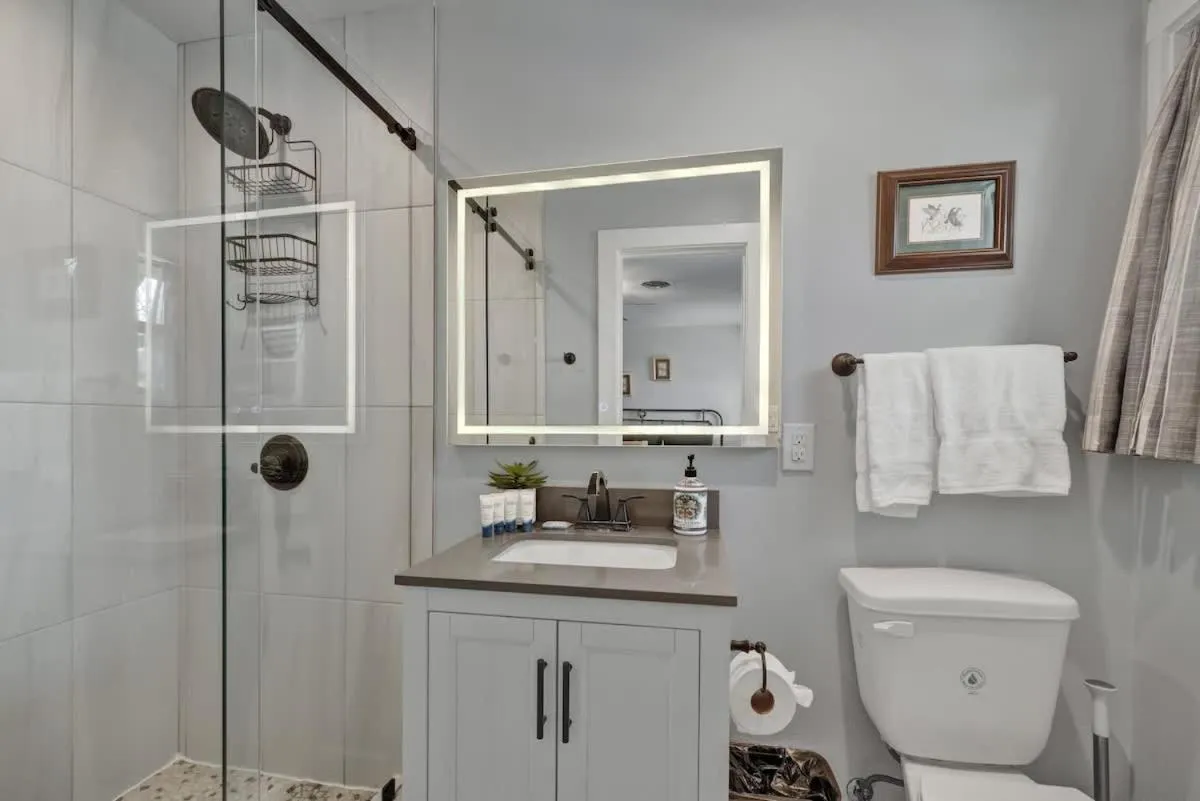 Shower in Das Weinhaus Pool & Hot Tub - Walk to Main St