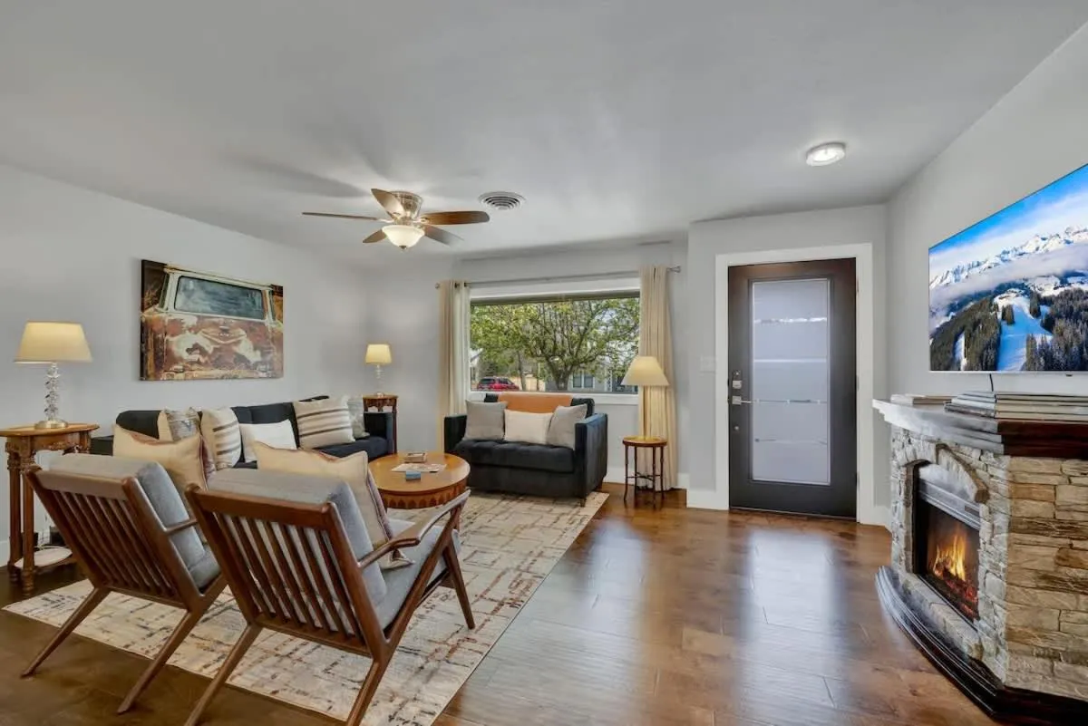 TV and multimedia in Das Weinhaus Pool & Hot Tub - Walk to Main St