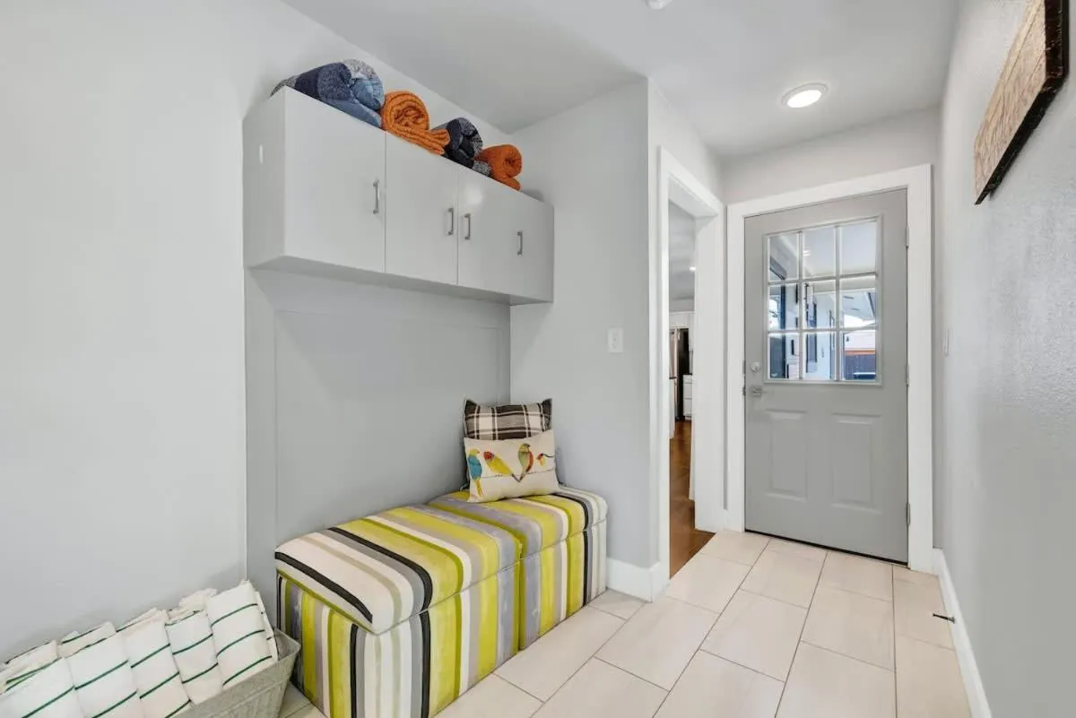 Bed in Das Weinhaus Pool & Hot Tub - Walk to Main St