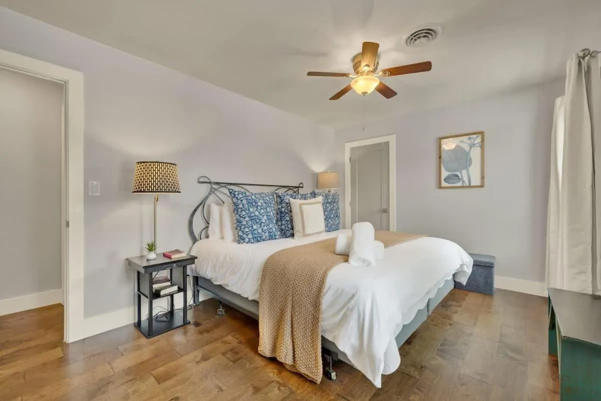 Bed in Das Weinhaus Pool & Hot Tub - Walk to Main St