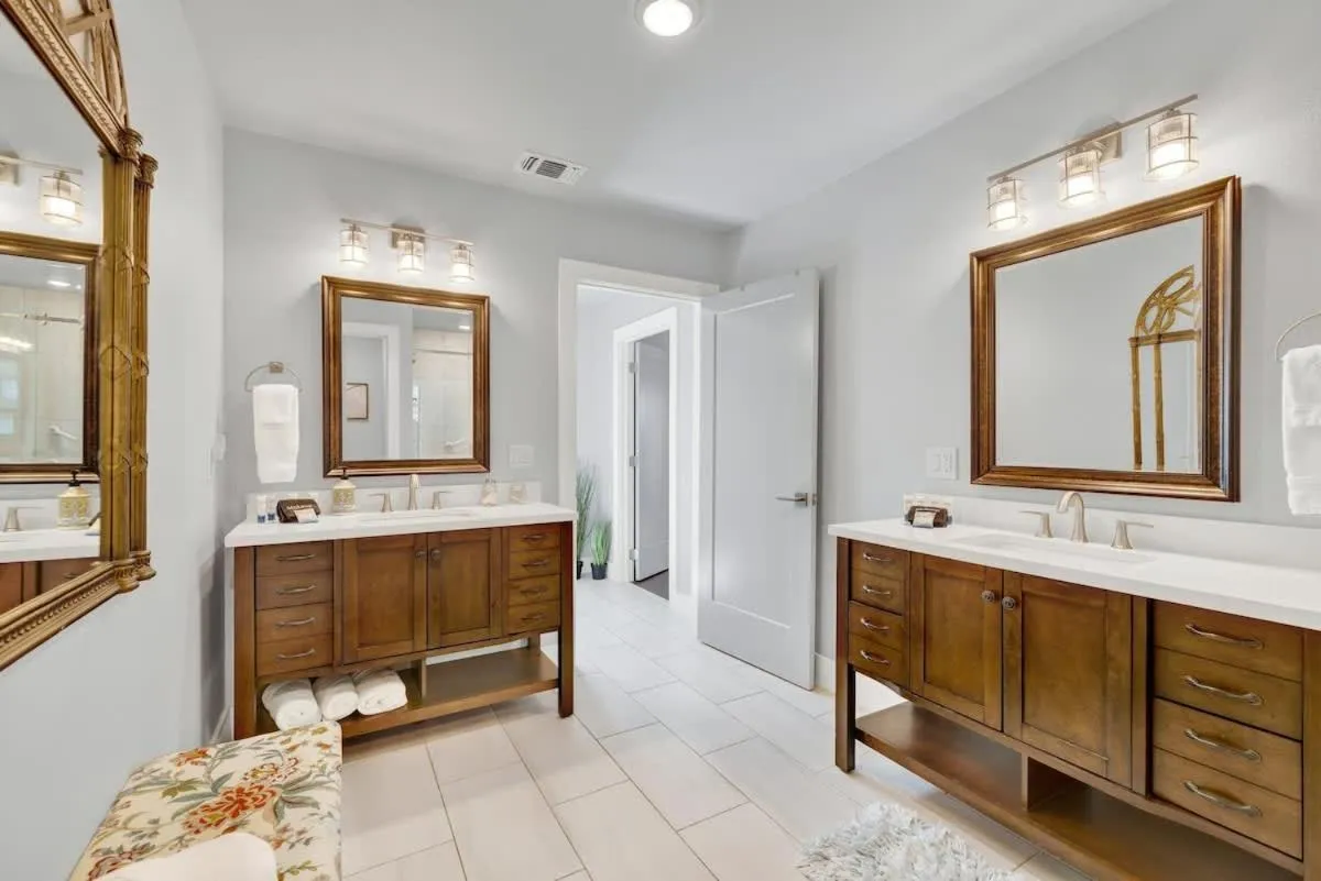 Bathroom in Das Weinhaus Pool & Hot Tub - Walk to Main St