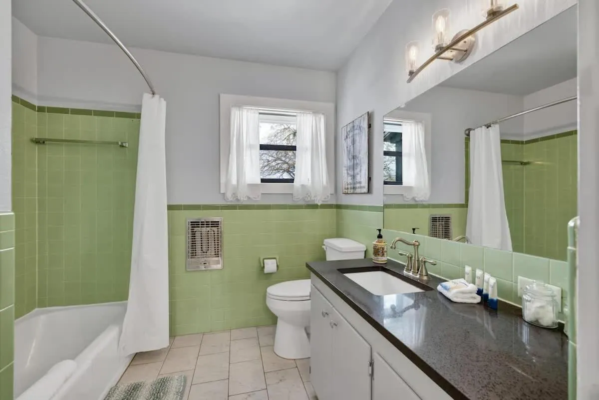 Shower in Das Weinhaus Pool & Hot Tub - Walk to Main St