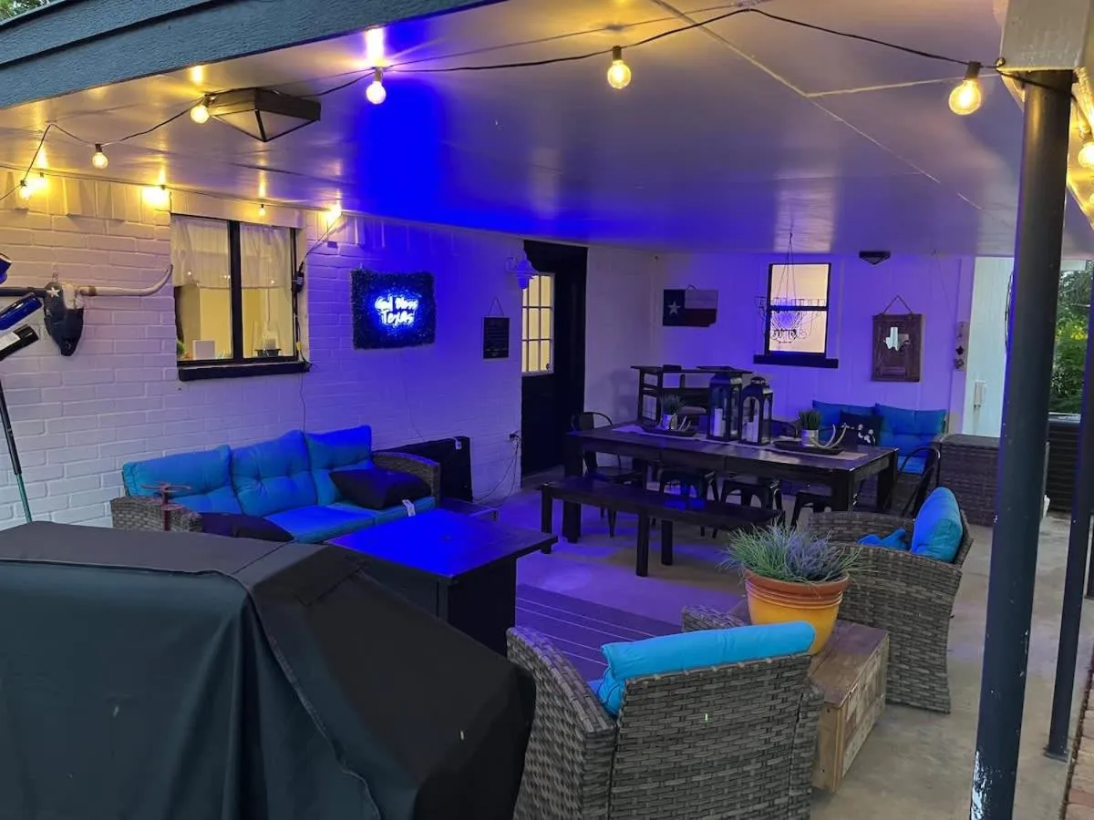 Living room in Bayer Guest Haus-Hot Tub and Fire Pit