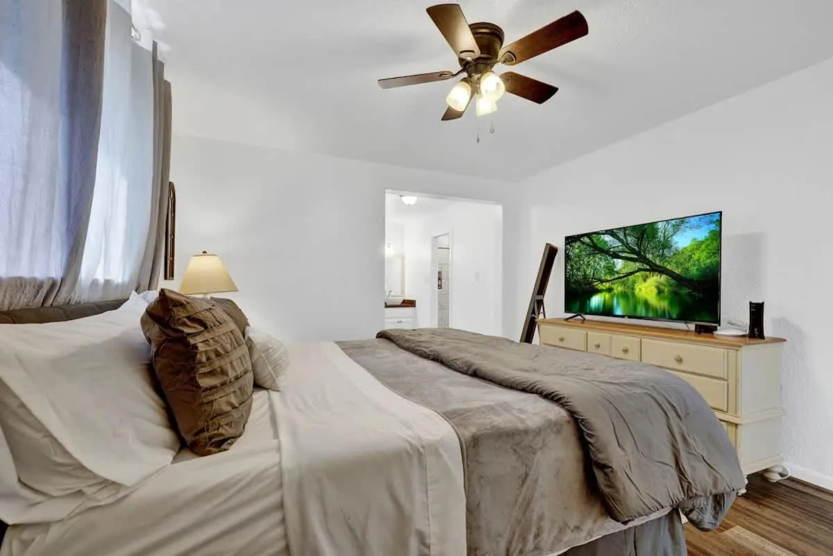 Bed in Bayer Guest Haus-Hot Tub and Fire Pit