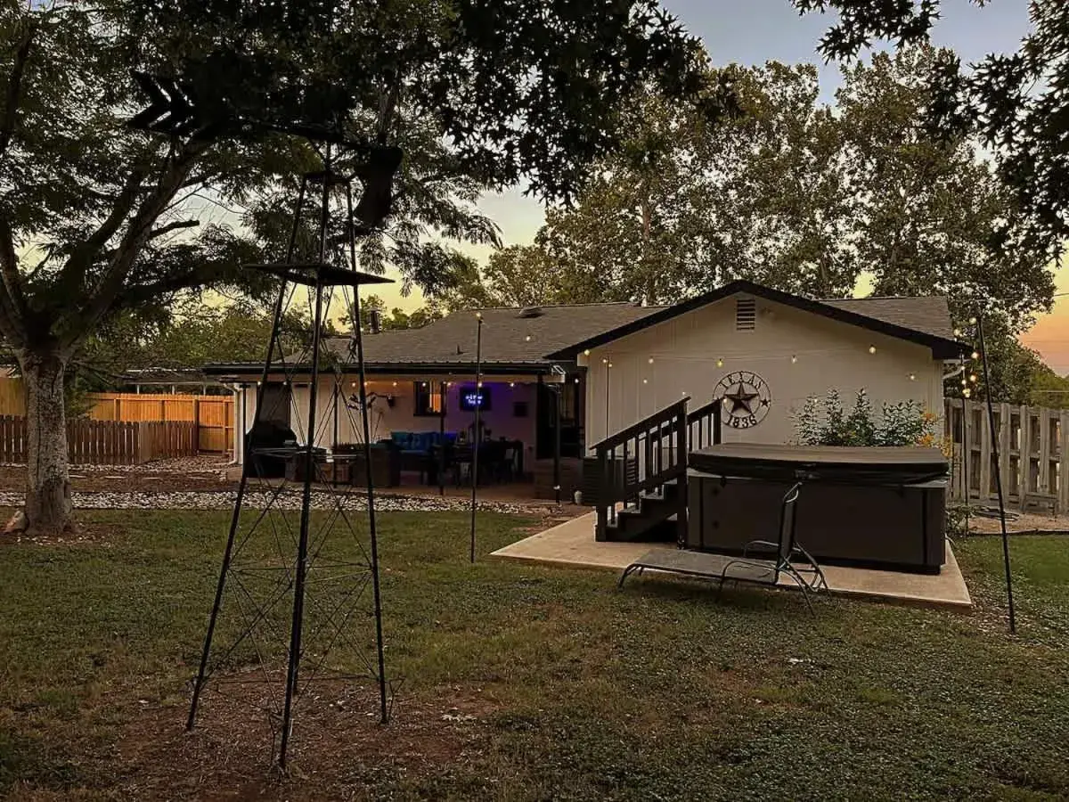 Bayer Guest Haus-Hot Tub and Fire Pit Bayer Guest Haus-Hot Tub and Fire Pit