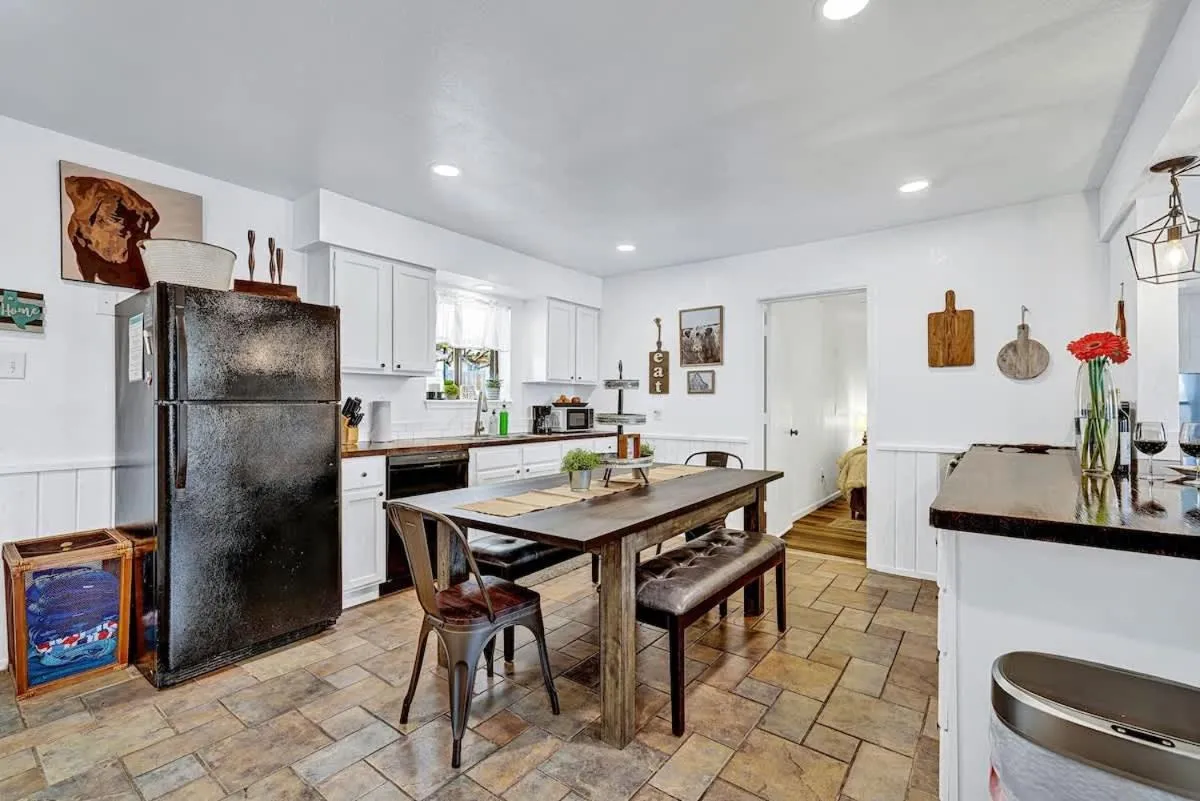 Kitchen or kitchenette in Bayer Guest Haus-Hot Tub and Fire Pit