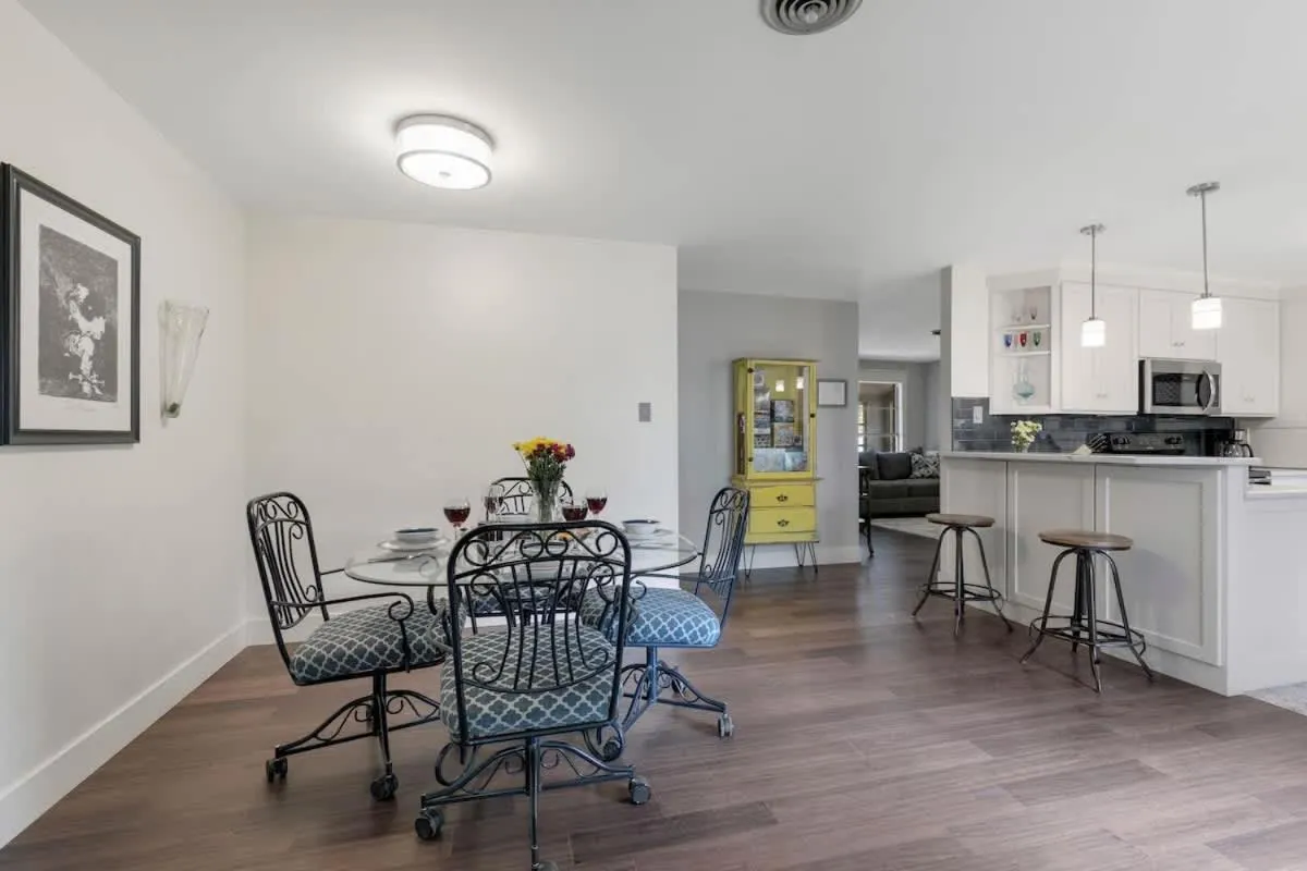 Kitchen or kitchenette in Gorgeous Home with Grill 5Min from MainSt!