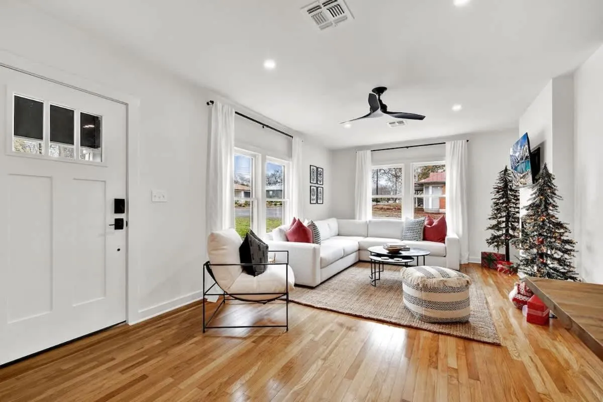 TV and multimedia in Harley House with Hot Tub & Grill - Historic District