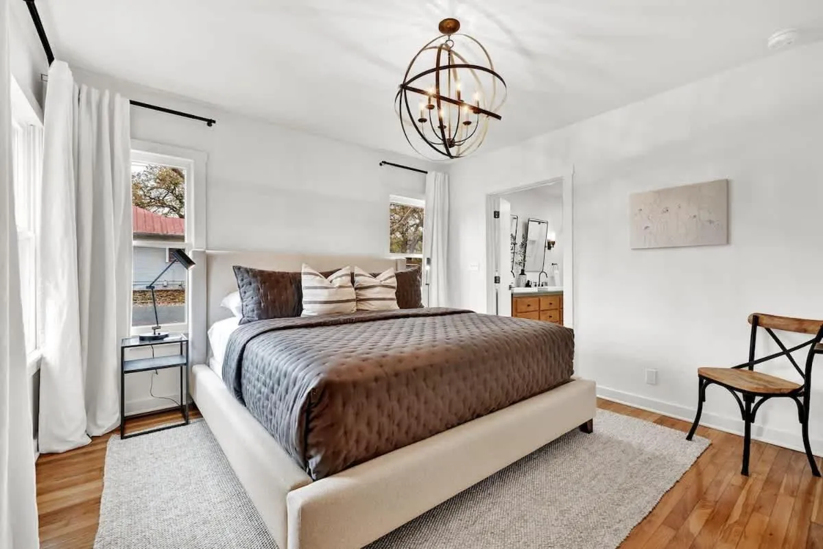 Bed in Harley House with Hot Tub & Grill - Historic District