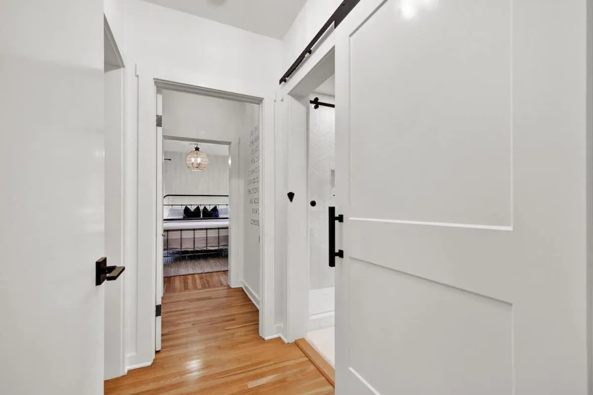 Bed in Harley House with Hot Tub & Grill - Historic District