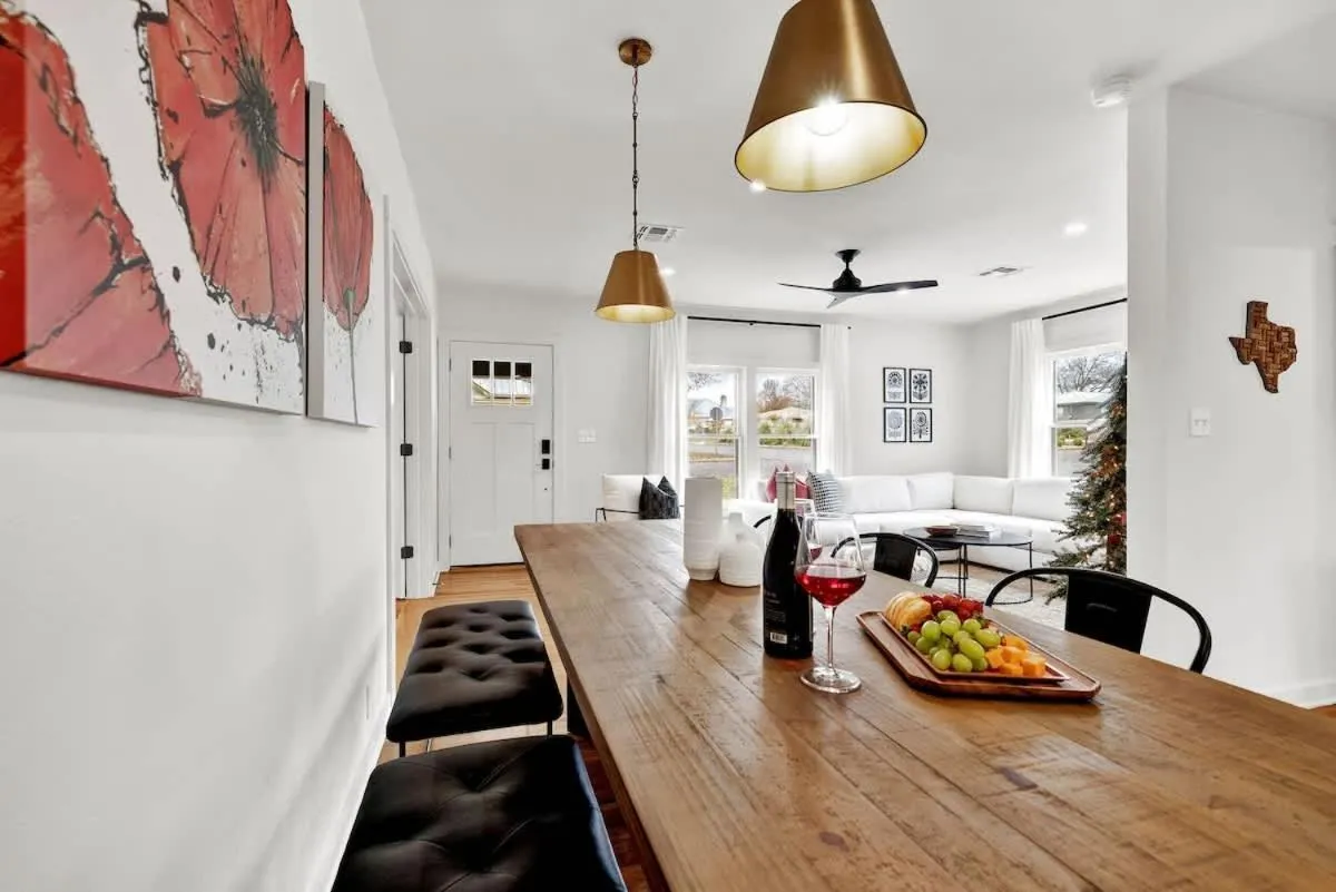 Food and drinks in Harley House with Hot Tub & Grill - Historic District